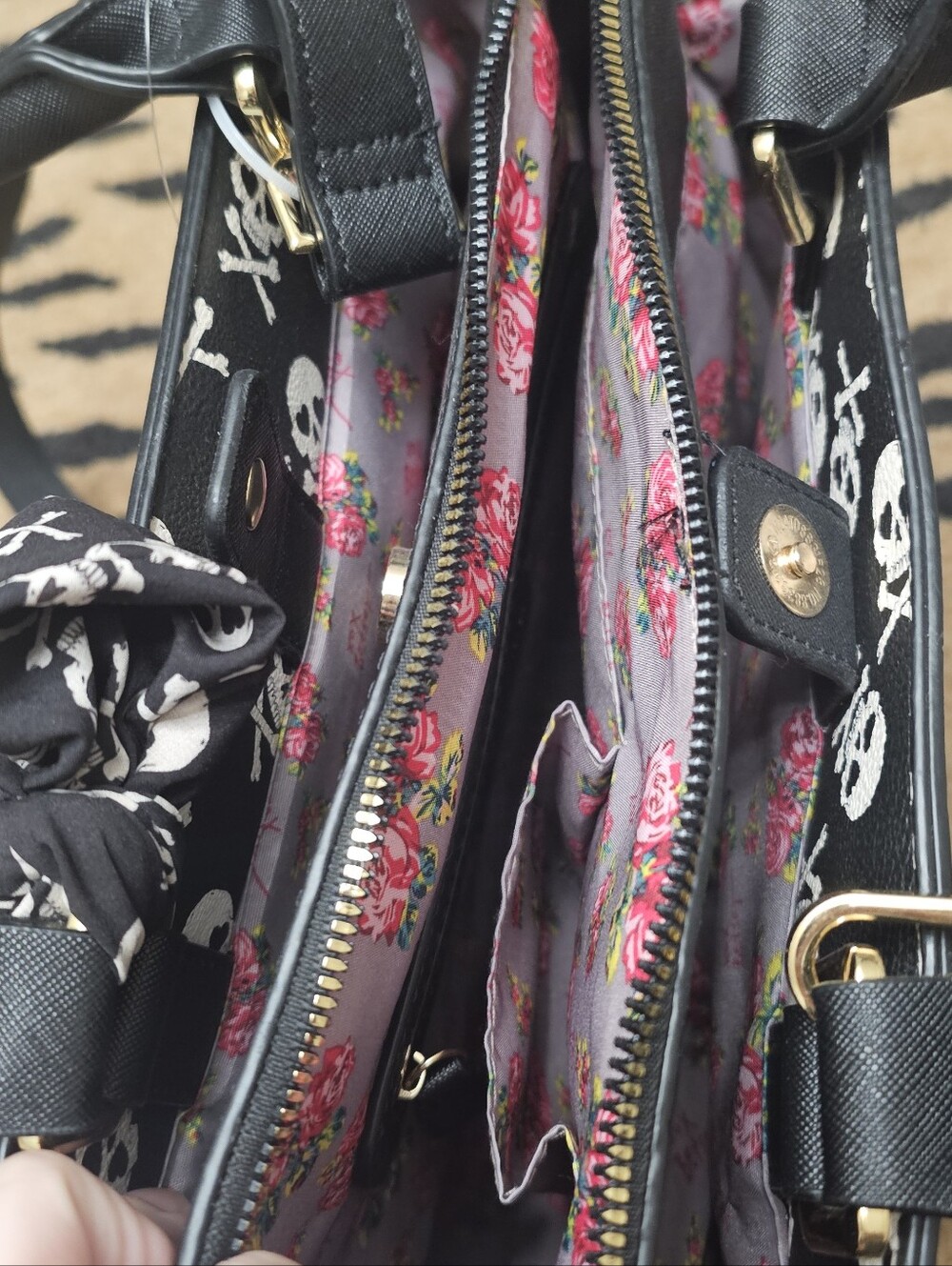 Brand New Viral Betsy Johnson Skull Purse - Picture 4 of 4